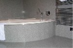 Badezimmer mit Eckbadewanne