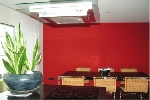 Esszimmerwand in rot gehalten 